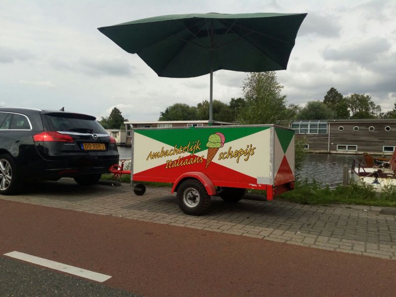Crownline Verkoopwagen - ijskar te koop aangeboden mooie verkoopwagen ambachtelijk Italiaans schepijs met parasol bakjes servetje lepeltjes enz kan zo beginnen met verkopen voor bellen is sneller -